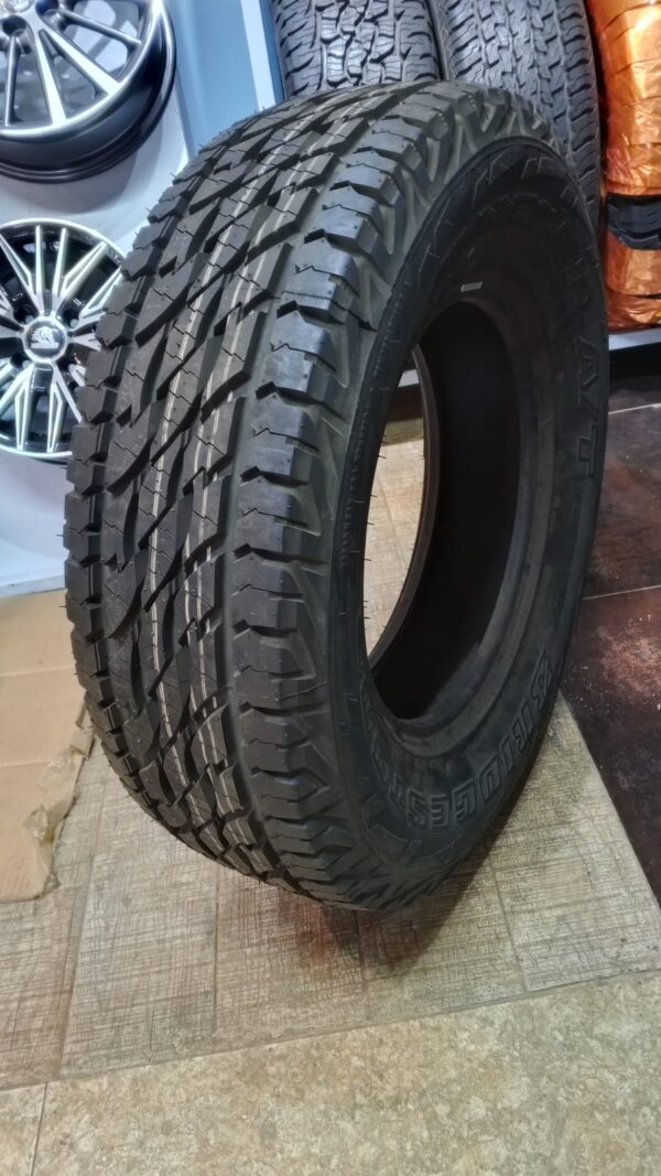 265/70R16 Bridgestone Dueler D697