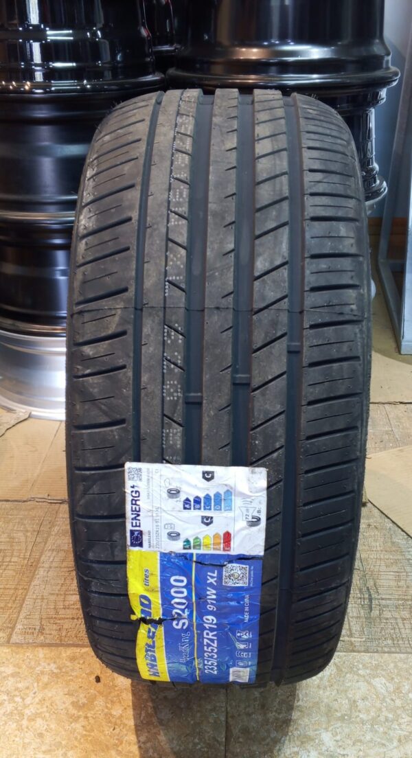 235/35r19 Habilead