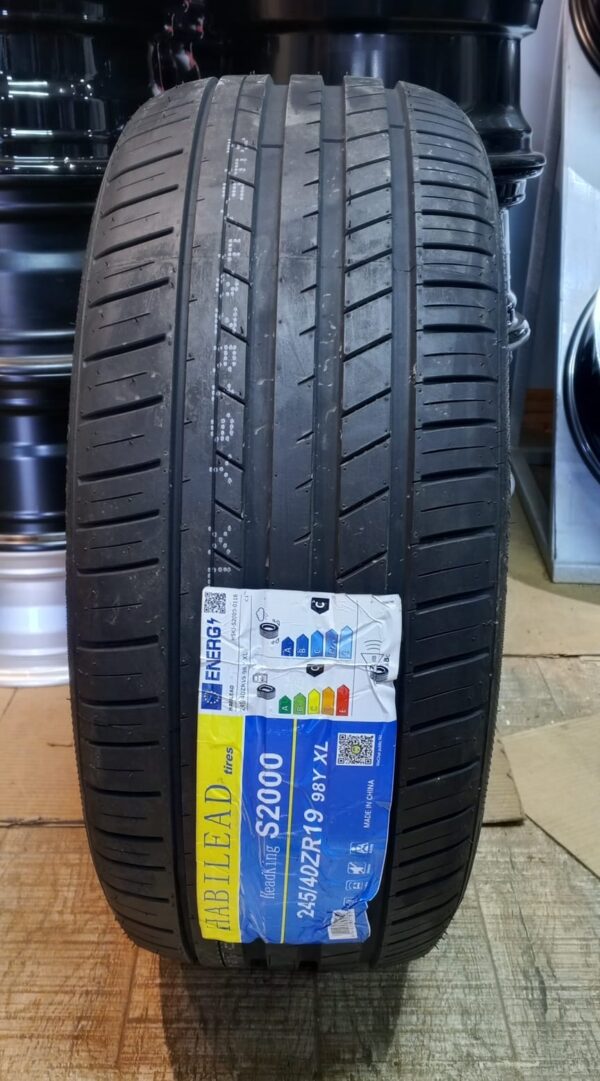 245/40R19 Habilead