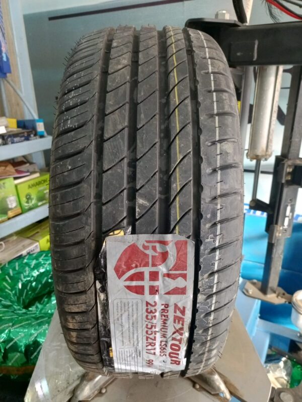 235/55R17 Zextour Tyres